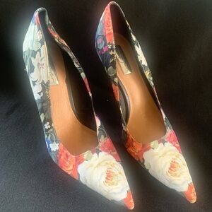 Halogen pointy toe pumps